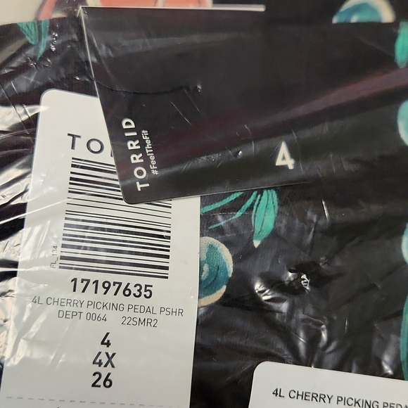 ❤️NWT VINTAGE TORRID VALENTINES DAY LEGGING - CHERRY PRINT - PEDAL PUSHER CROP - Picture 10 of 15